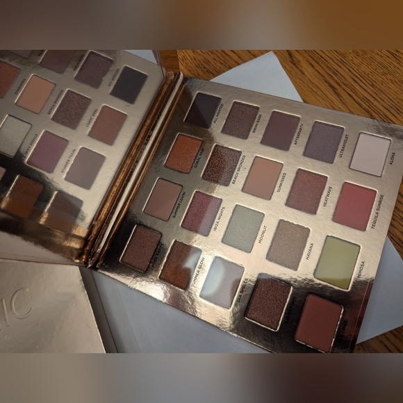 Iconic London Sunset To Sunrise Eyeshadow Palette Size: 20 x 1.6 g, Full Size - Picture 5 of 6